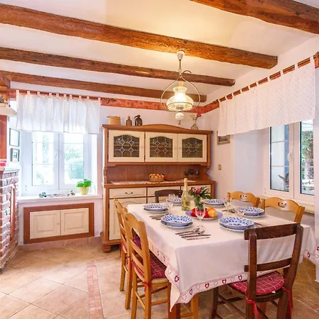 House Marija, Pinezići