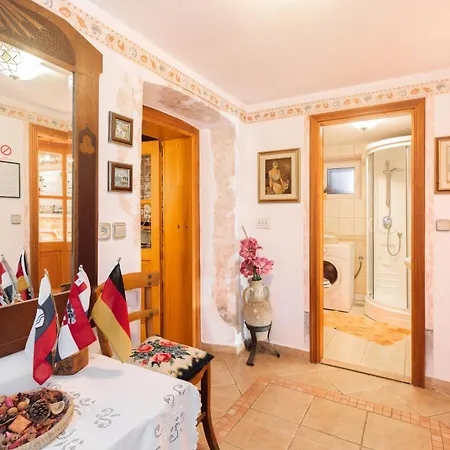 House Marija, Pinezići