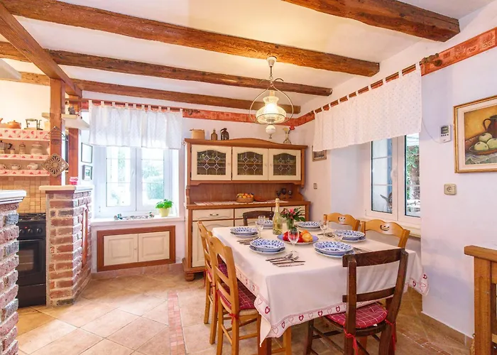 House Marija, Pinezići