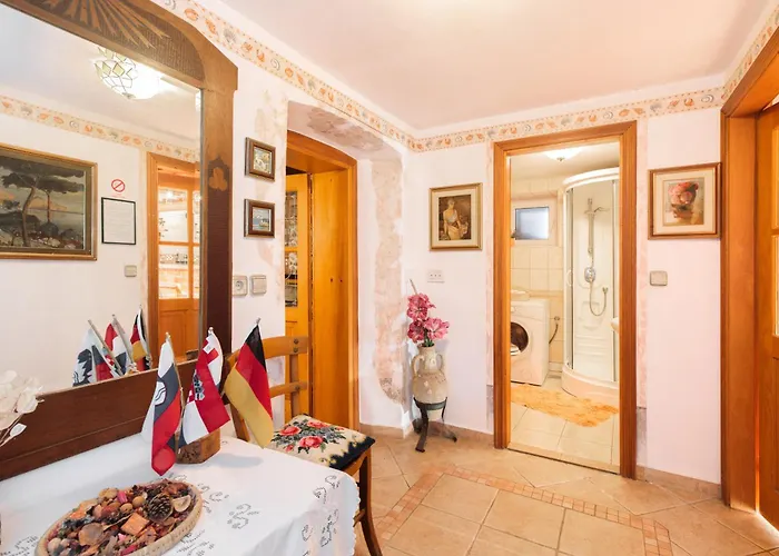House Marija, Pinezići