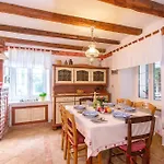 House Marija, Пинезичи