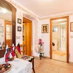 House Marija, Пинезичи