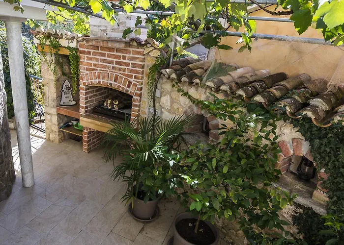 House Marija, * Pinezići